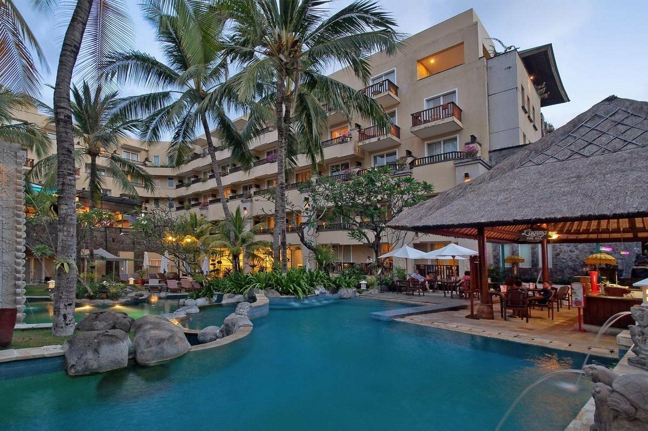 Kuta Paradiso Hotel Bagian luar foto The hotel's pool