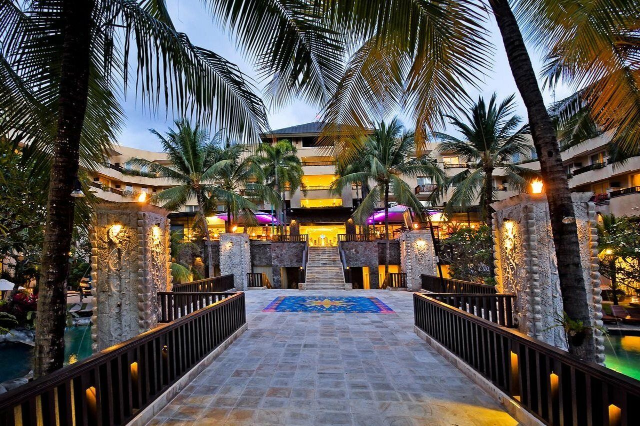 Kuta Paradiso Hotel Bagian luar foto The entrance of the resort